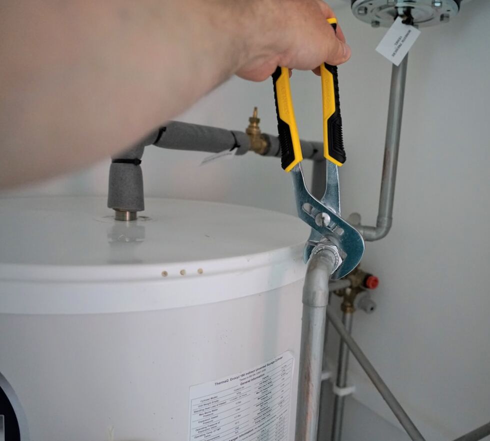 Kombi bağlantıları üzerinde çalışan teknik servis çalışanı